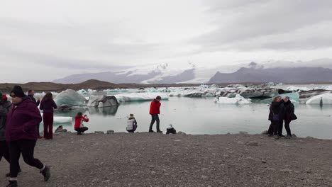 Gente-Explorando-La-Laguna-Glaciar-Jökulsárlón-En-Islandia---Gran-Angular