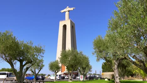 Santuario-De-Cristo-Rey-Monumento-Detrás-Del-Aparcamiento-En-Almada,-Portugal