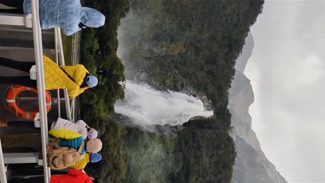 Turistas-Chinos-Que-Visitan-La-Cascada-En-Milford-Sound,-Nueva-Zelanda,-Vertical