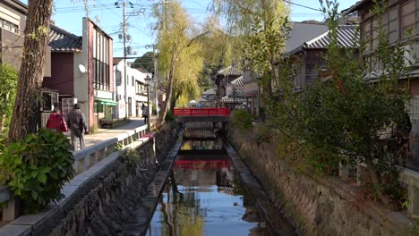 Carretera-Típica-Del-Canal-En-Japón-Con-Casas-Tradicionales-De-Madera.