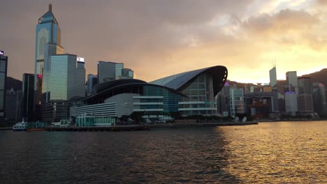 Hongkonger-Kongress--Und-Ausstellungszentrum-Mit-Goldorangefarbenen-Sonnenuntergangswolken-Im-Hintergrund