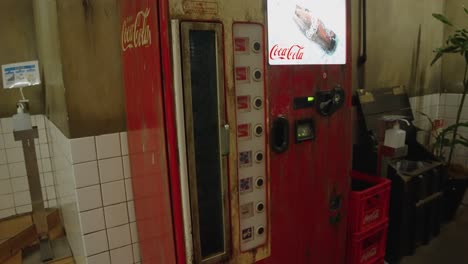 Zeitlupenneigung-Nach-Unten-über-Einem-Retro-Verkaufsautomaten-In-Japan-Aus-Den-1950er-Jahren-Im-Ramen-Museum