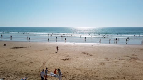 Spiegelung-Der-Sonne-über-Dem-Atlantischen-Ozean-Zum-Ufer-Des-Strandes-Praia-Do-Tarquínio-Paraíso-An-Der-Costa-Da-Caparica,-Portugal