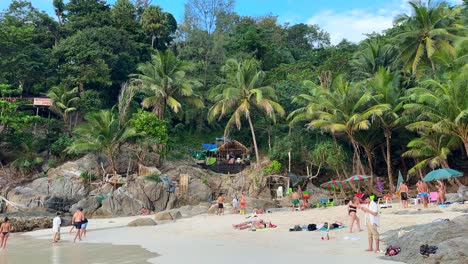 Strandbesucher-Entspannen-Sich-In-Einer-Abgelegenen-Tropischen-Bucht-In-Südostasien