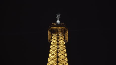 Parte-Superior-Iluminada-De-La-Torre-Eiffel-Por-La-Noche.