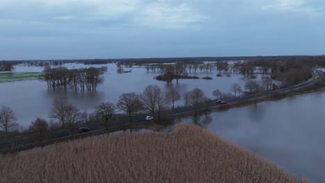 Der-Fluss-Ems-Tritt-über-Die-Ufer-Und-überschwemmt-Die-Stadt-Geeste