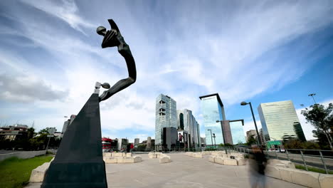 Skulptur-„Viento“-Am-Aussichtspunkt-Des-Petroleos-Brunnens-Auf-Der-Paseo-De-La-Reforma-Avenue-An-Einem-Bewölkten-Tag-In-Mexiko-Stadt