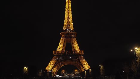 Brillante-Torre-Eiffel-Por-La-Noche-En-Champ-De-Mars