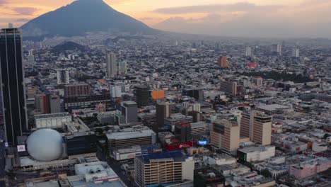 Der-Wunderschöne-Himmel-Erleuchtet-Den-Ruhenden-Vulkan-In-Der-Nähe-Der-Stadt-Monterrey,-Mexiko