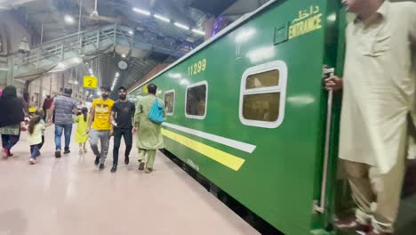 Los-Viajeros-En-El-Ferrocarril-De-Lahore,-Pakistán