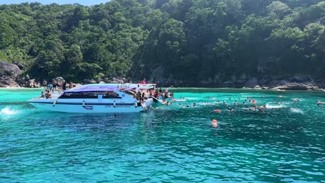 Turistas-Buceando-En-Islas-Similares-En-Phuket,-Tailandia
