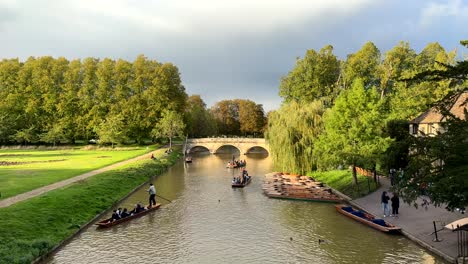 River-Cam-in-Cambridge-with-bridge-and-punt-boats-in-England