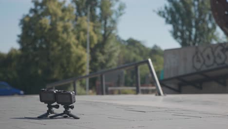 Stunt-Scooter-Fahrer-Verwenden-Action-Kameras,-Um-Trick-Performance-Im-Skatepark-Zu-Filmen