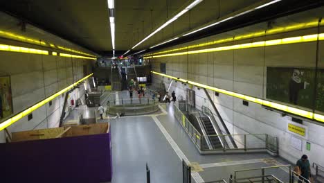Panoramaaufnahme-über-Der-U-Bahn-Station-Mit-Gelben-Innenlichtern,-Zentrale-Halle