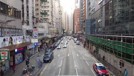 Java-Road-En-North-Point,-Hong-Kong,-Con-El-Tráfico-Entrante-Llegando-A-Detenerse