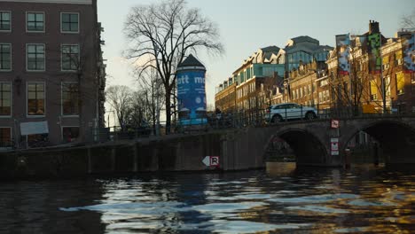 Blick-Auf-Brücke-Und-Straße-Mit-Häusern-Vom-Amsterdamer-Kanal-Auf-Bootstour