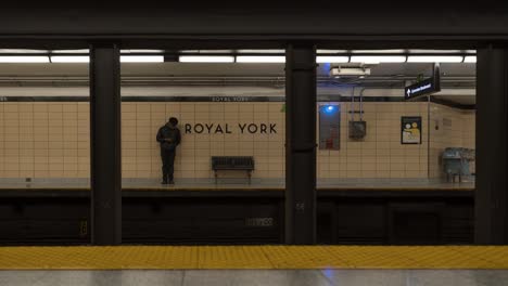 Züge,-Die-Am-U-Bahnsteig-TTC-In-Toronto-Ankommen-Und-Abfahren,-Zeitraffer