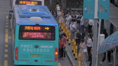 Impresionantes-Imágenes-En-Alta-Definición-De-Un-Transporte-En-Autobús-En-La-Ciudad-De-Shenzhen,-China