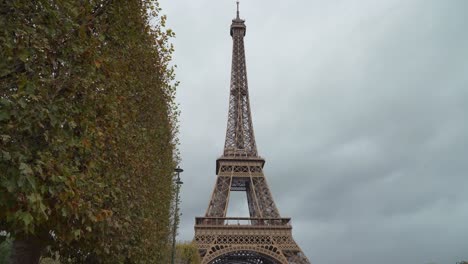 árboles-Plantados-En-Champ-De-Mars-Cerca-De-La-Torre-Eiffel