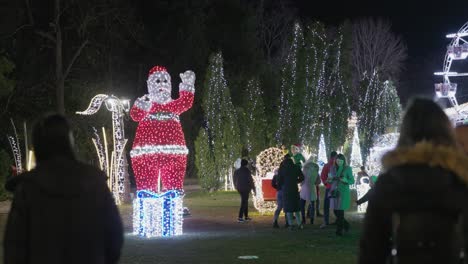 Luces-LED-Navideñas-Con-Motivos-De-Papá-Noel-Para-Decoración-Al-Aire-Libre-En-Los-Parques-De-Galati,-Rumania