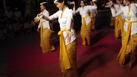 Hermosas-Chicas-Balinesas-Bailan-La-Coreografía-Cultural-Del-Templo-Indonesio-De-Rejang,-Ofrenda-Ceremonial-Femenina