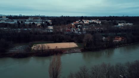 Eine-Sehr-Schöne-Drohnenaufnahme,-Die-Ich-In-Paris-Von-Diesem-Wunderschönen-Fußballplatz-Am-Ufer-Der-Marne,-Dem-Größten-Fluss-In-Paris,-Gemacht-Habe