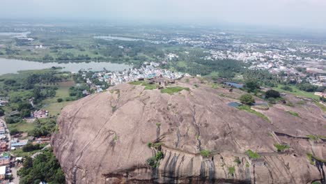 Establishing-drone-shot-of-historic-Dindigul-Rock-Fort,-Tamil-Nadu,-India