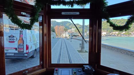 Innenraum-Der-Soller-Straßenbahn,-Die-Durch-Den-Hafen-Von-Soller-Fährt