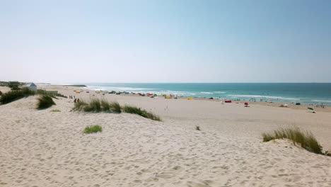 Beautiful-Praira-da-Barra-beach-with-the-Atlantic-Ocean-in-the-background-in-Gafanha-da-Nazaré,-Portugal