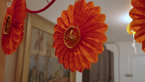 Feiertagshandwerk,-Hängende-Orangefarbene-Papierblume-Mit-Getrockneter-Orangenscheibe