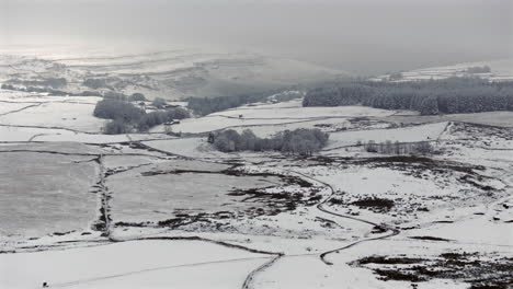 Estableciendo-Una-Toma-De-Drones-Del-Paisaje-Nevado-De-Yorkshire-Dales-En-Un-Día-Sombrío-En-El-Reino-Unido