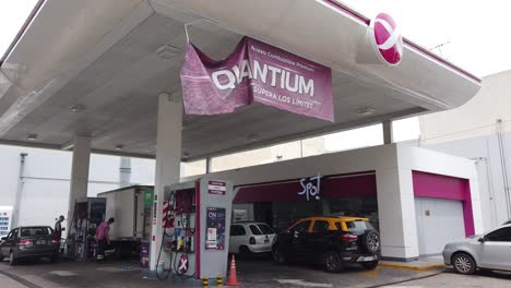 Axion-Energy-Tankstelle-Benzin-Benzin-Violett-Treibstoff-Shop-Buenos-Aires-Argentinien