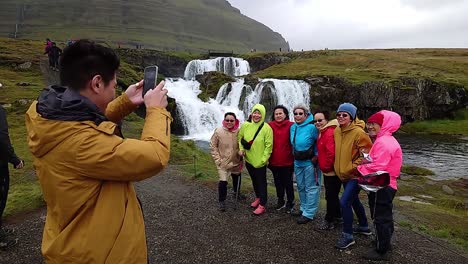 Gruppe-Asiatischer-Touristen-Posiert-Für-Ein-Foto-Am-Wasserfall-Kirkjufellsfoss-Auf-Der-Halbinsel-Snæfellsnes-In-Island---Zeitlupe