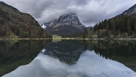 Hermoso-Timelapse-En-El-Lago-Obersee-En-Suiza,-Cantón-De-Glaris