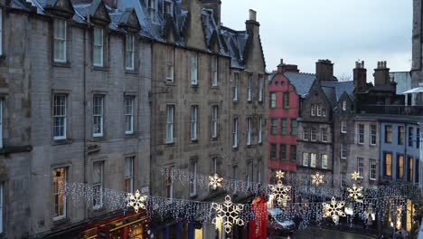 Victoria-Street-with-Christmas-decorations,-in-Edinburgh
