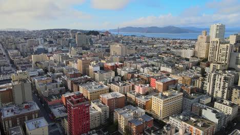 San-Francisco-Union-Square-neighbourhood-with-Golden-Gate-Bridge-in-the-background,-USA