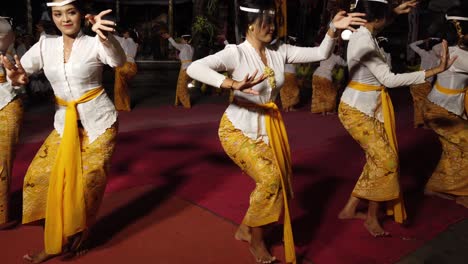 Mujer-Balinesa-Realizando-Una-Antigua-Danza-Religiosa-Ritual-Vistiendo-Ropas-Tradicionales-En-La-Isla-De-Los-Dioses,-Lugar-Turístico-En-El-Sudeste-Asiático