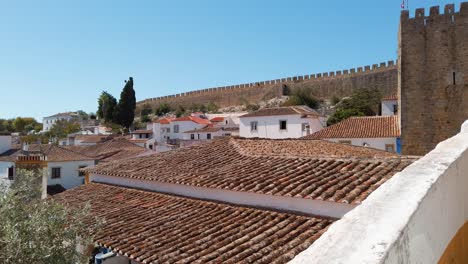 Portugal,-Óbidos,-Atemberaubender-Blick-Auf-Die-Mittelalterliche-Stadtmauer-über-Die-Charmanten-Häuser-Und-Dächer