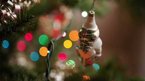 Crocodile-Christmas-Tree-Ornament-with-bokeh,-shallow-focus