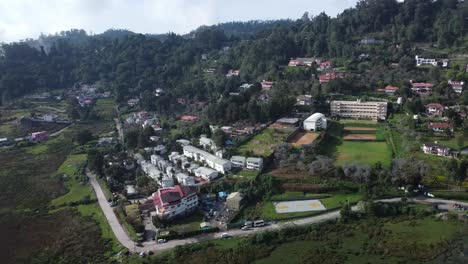 Panorama-Luftaufnahme-Der-Stadt-Kodaikanal-In-Den-Palani-Hügeln-Rund-Um-Die-Wälder,-Tamil-Nadu,-Indien