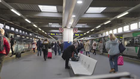 Mehrere-Passagiere,-Die-Mit-Zügen-Am-Bahnhof-Euston-Ankommen,-Begeben-Sich-Zum-Ausgang