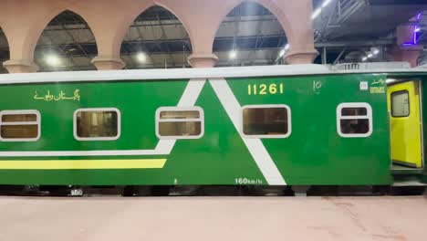 Blick-Auf-Den-Waggon-Des-Bahnhofs-Lahore
