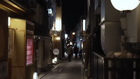 Calle-Lateral-Ligeramente-Iluminada-Cerca-De-Gion,-Kyoto,-Japón,-Por-La-Noche