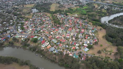 Casas-Frente-Al-Mar-Junto-Al-Río-Logan-En-Loganholme,-Queensland,-Australia