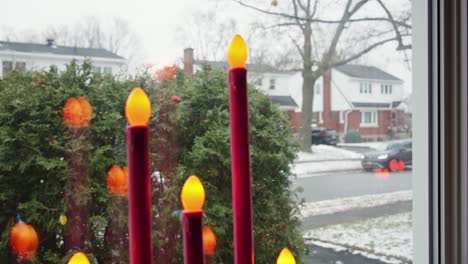 Rote-Kerzenlampen-Auf-Der-Fensterbank-Zu-Weihnachten