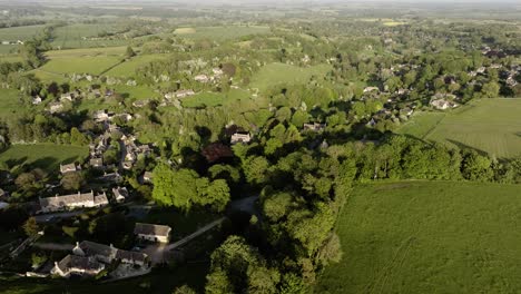 England-Cotswold-Dorf-Chedworth-Frühling-Luftlandschaft-Britische-Landschaft