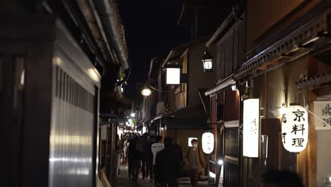 Gente-Caminando-Por-La-Estrecha-Calle-Gion-En-Kioto-Por-La-Noche