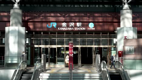 Osteingang-Zum-Jr-Bahnhof-Kanazawa-Im-Laufe-Des-Morgens