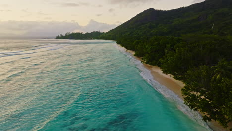 Luftdrohnenaufnahme-Des-Exotischen-Strandresorts-Des-Reiseziels-Auf-Den-Seychellen