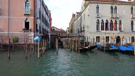Traghetto-trip-on-the-Grand-Canal-shows-Gondoliers-protecting-gondolas-from-sun-and-rain